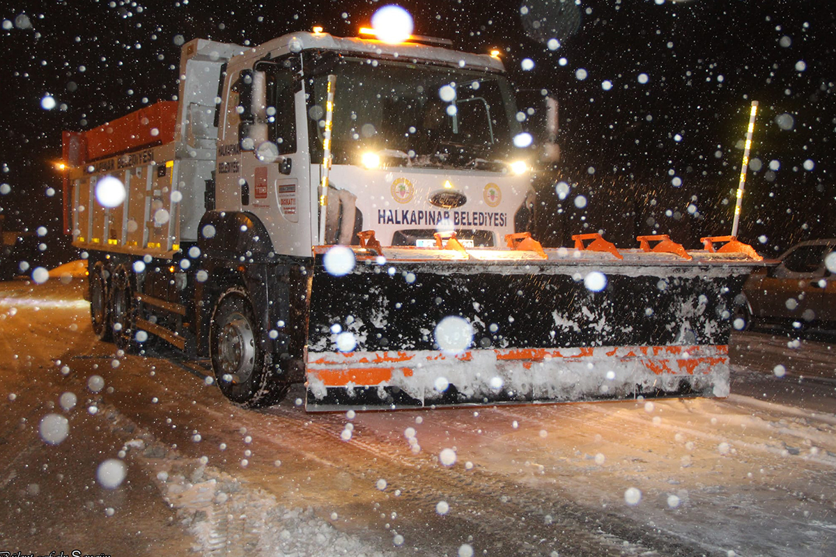 Halkapınar’da belediye ekipleri kar mesaisinde
