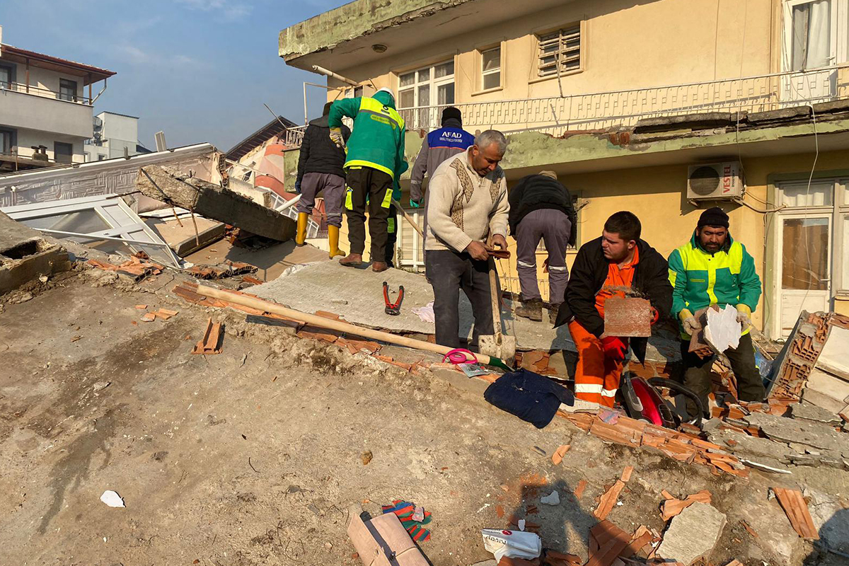 Ereğli Belediyesi Depremin Yaralarını Sarmak İçin Her Yerde