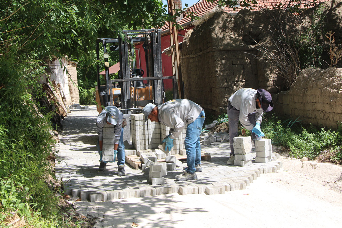 Halkapınar Belediyesi sokaklara parke taşı döşeme çalışmalarını sürdürüyor